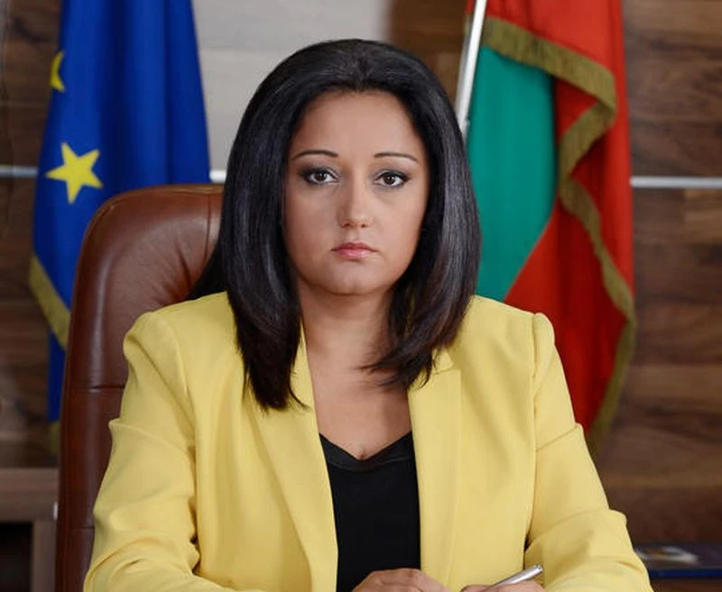 Бившата министърка Лиляна Павлова показа трите си деца