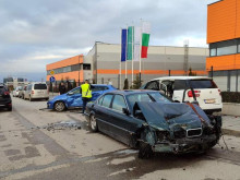 Жена с BMW влезе в локалното на Околовръстното в София и помете паркирани коли