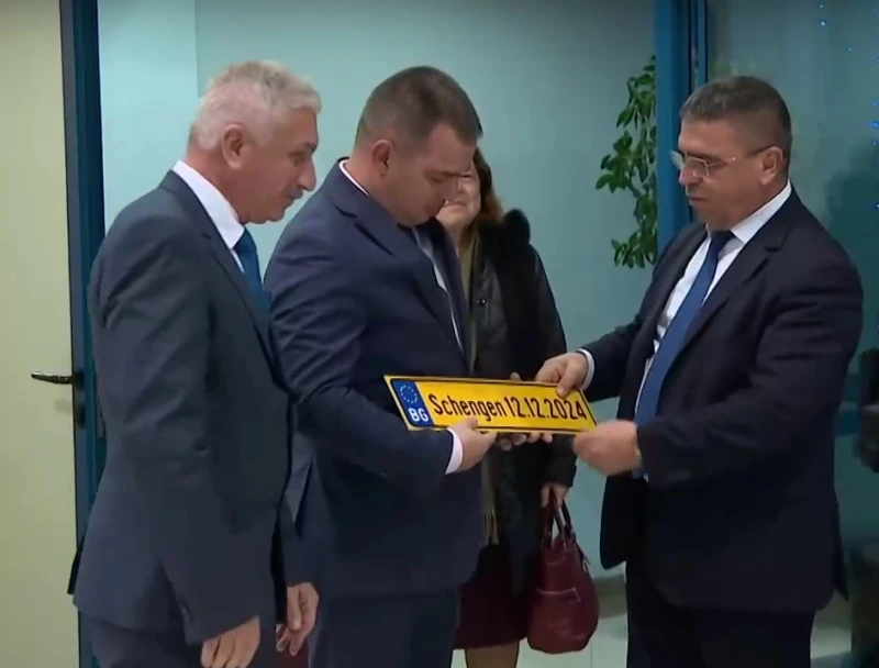 Атанас Илков се завърна от Брюксел с табела "Шенген"