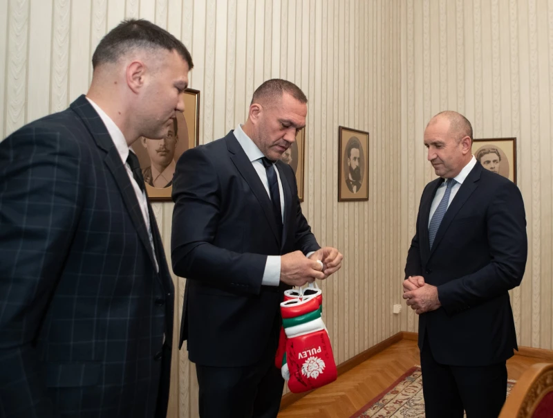 Кубрат Пулев с интересен подарък за Румен Радев