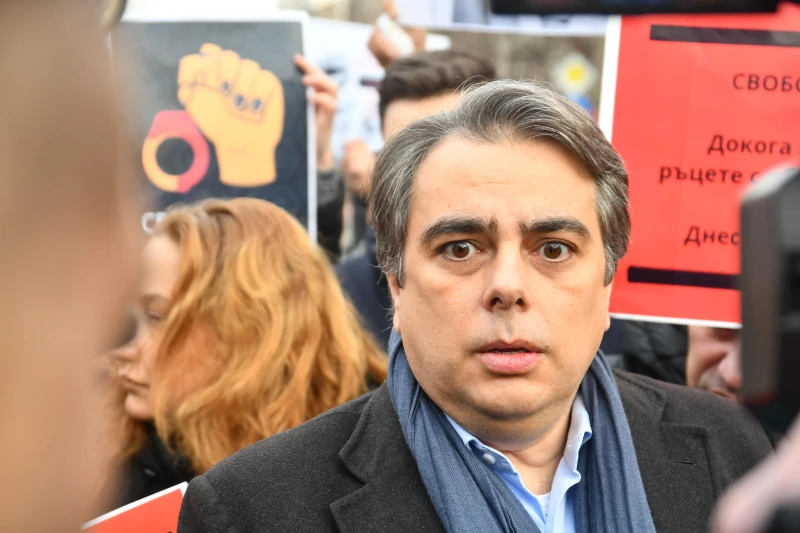Асен Василев към Борисов: Да подпише декларацията и ще започнем разговори!