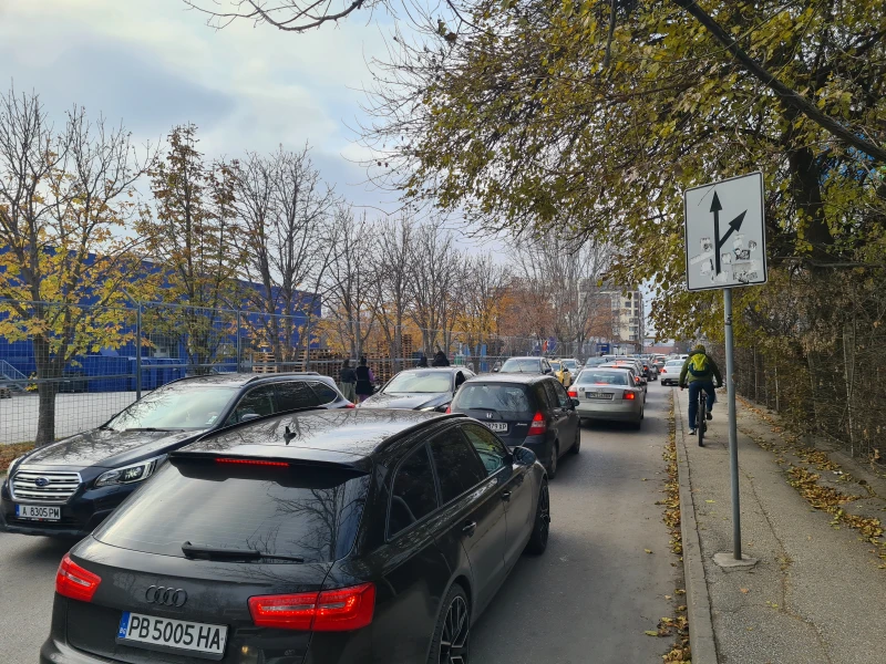 Брутална тапа: Два полицейски екипа регулират трафика до "меката на шопинга" в Пловдив