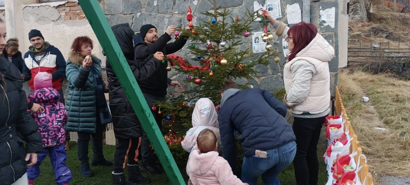 Жени – ГЕРБ с коледна инициатива в смолянския квартал Езерово