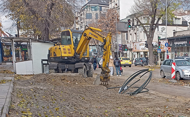 До дни комплексът от търговски павилиони край Колхозния пазар ще