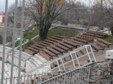Вече близо година "някой е забравил" да демонтира пейките на Античния театър