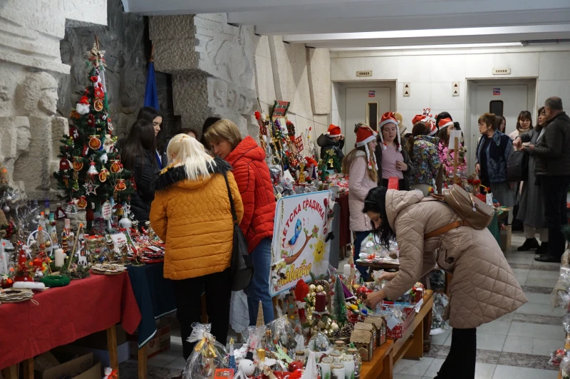 Откриха коледния благотворителен базар "Деца даряващи надежда" в Хасково