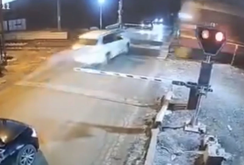 Лудост! Вижте безумието на шофьора на джипа 3 секунди преди да го блъсне влакът