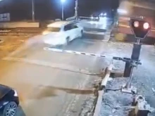 Вижте видео на шофьора на джипа 3 секунди преди да го блъсне влакът край спирка Верила