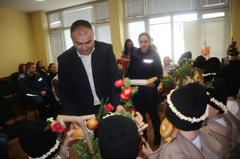 Малки коледари посрещнаха видинските полицаи