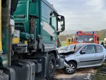 Тежка катастрофа между лек автомобил и ТИР в Старозагорско, има починал и ранени 