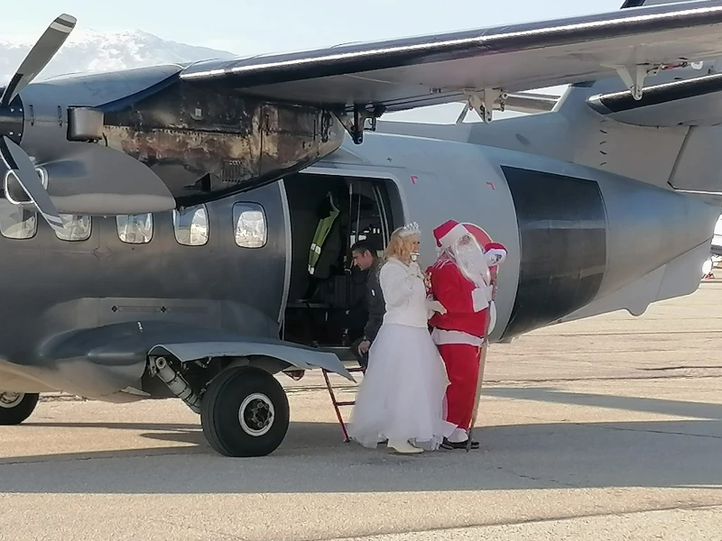 Дядо Коледа пристигна в авиобаза "Враждебна"