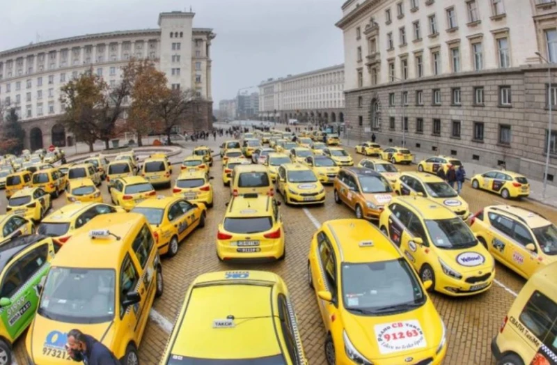 Таксиметрови шофьори излизат на нов протест в София, очакват се блокажи