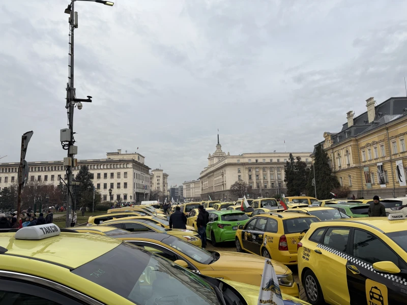 Таксиметровите шофьори окупираха жълтите павета в столицата, протестират заради цените на "Гражданската отговорност"