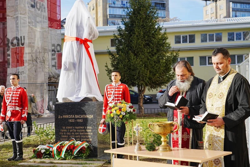 Габрово вече с паметник на д-р Никола Василиади