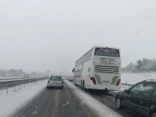 Десетки шофьори, пътуващи за Пловдив, попаднаха в снежен капан на магистрала "Тракия"