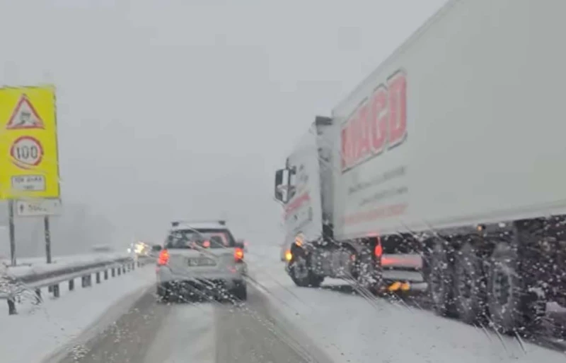 Не пътувайте по АМ "Тракия"! Снежният ад продължава, огромни са тапите и в двете посоки