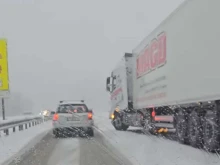 Не пътувайте по АМ "Тракия"! Снежният ад продължава, огромни са тапите и в двете посоки