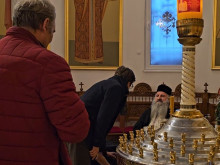 В Букурещ: Хиляди чакат пред вратите на този лечител! Помага на болни от рак, инвалиди си тръгват на крака