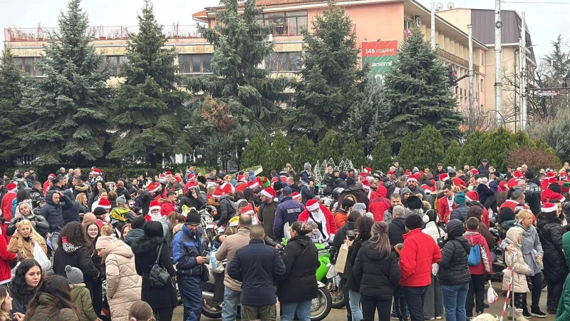 Стотици "дядоколедовци" зарадваха децата в Казанлък