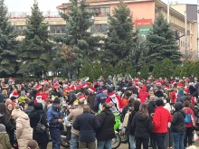 Стотици "дядоколедовци" зарадваха децата в Казанлък