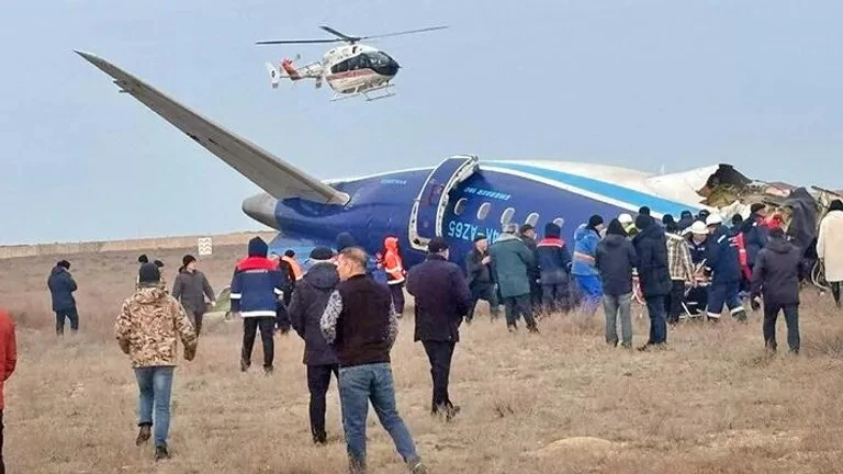 Пътнически самолет се разби в Казахстан: Видео показва момента на катастрофата