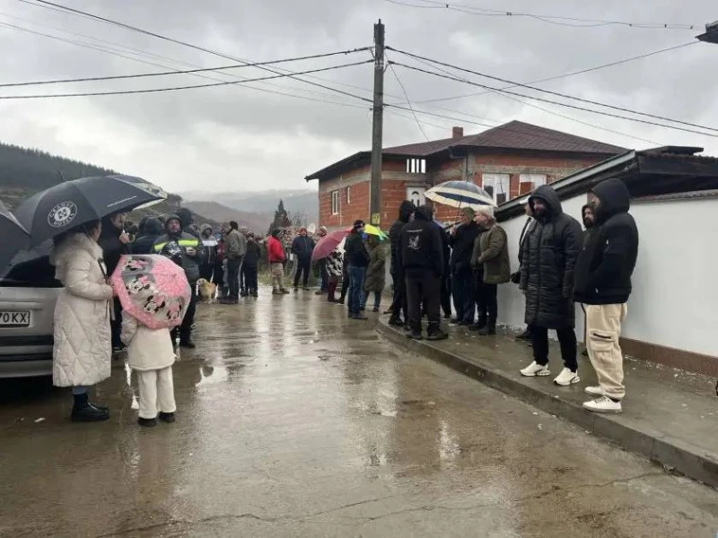 Селата Крупник и Полена остана без ток на празниците, жителите се събраха на протест