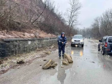 Паднали каменни късове затрудниха движението в Ловешко