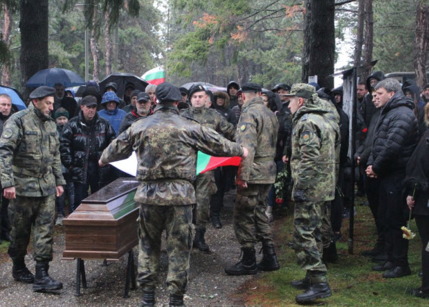 С националния химн и най-високи почести изпратиха кмета на Две могили Божидар Борисов в последния му земен път