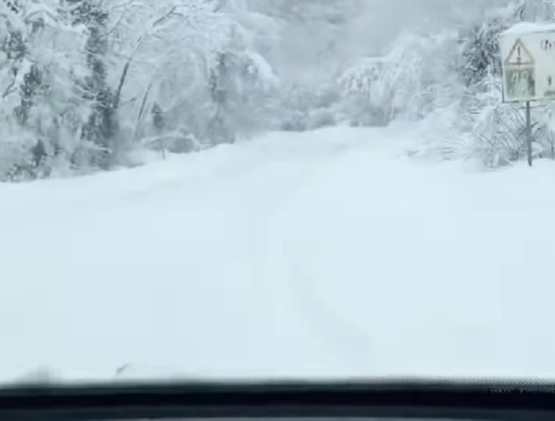 Кошмар в Габровско, пътят не се вижда от сняг