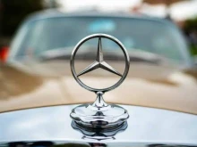 Фалира фирмата, произвеждаща трилъчевите звезди на Mercedes