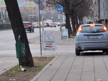 Булевардът му отесня, подкара колата си по тротоара
