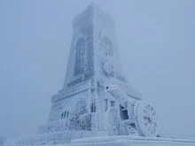 Снегът превърна Шипка в ледено кралство