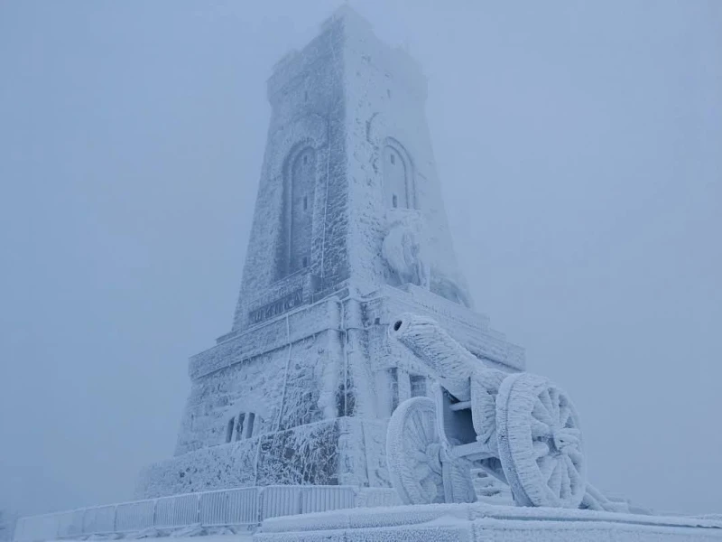 Снегът превърна връх Шипка в ледено кралство