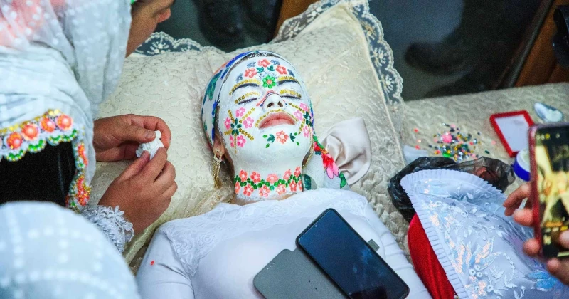 Уникален и вековен сватбен ритуал в Родопите, където булките са с писани лица, е кандидат за ЮНЕСКО