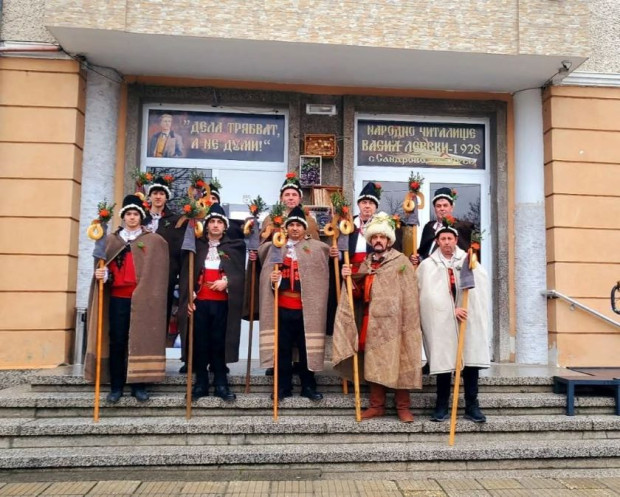 Коледарите от Сандрово дариха средства на местното читалище и детска градина