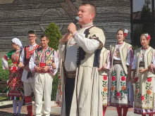 Той е известен певец, който изнася безплатни концерти