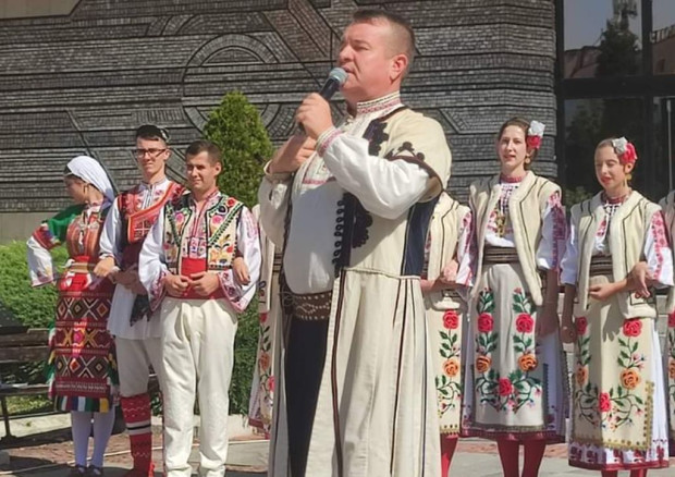 Той е известен певец, който изнася безплатни концерти за българите в Молдова, Украйна, Гърция, Северна Македония, Албания и Косово
