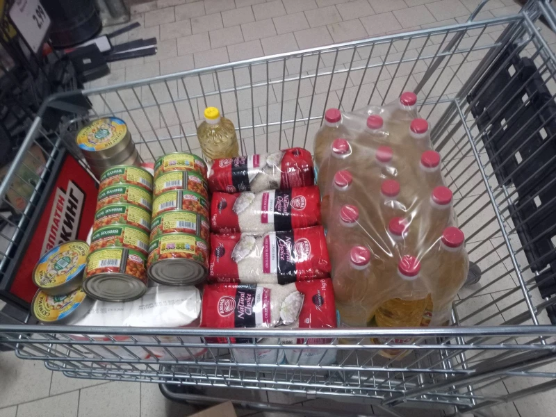 Събраха 200 големи кашона, пълни с пакетирани хранителни стоки
