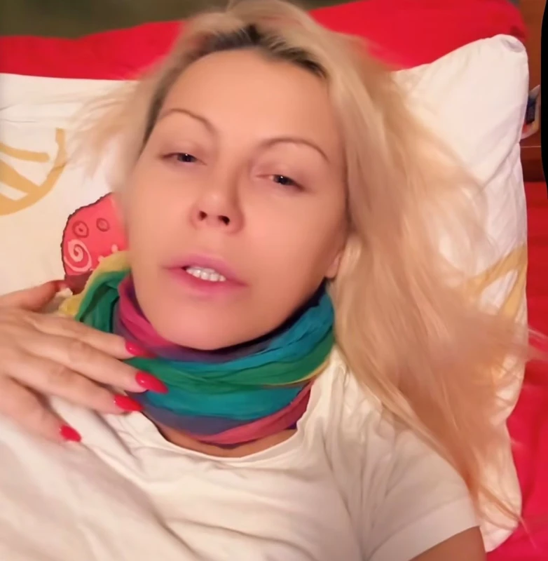 Камелия се пусна от леглото, потресаваща е