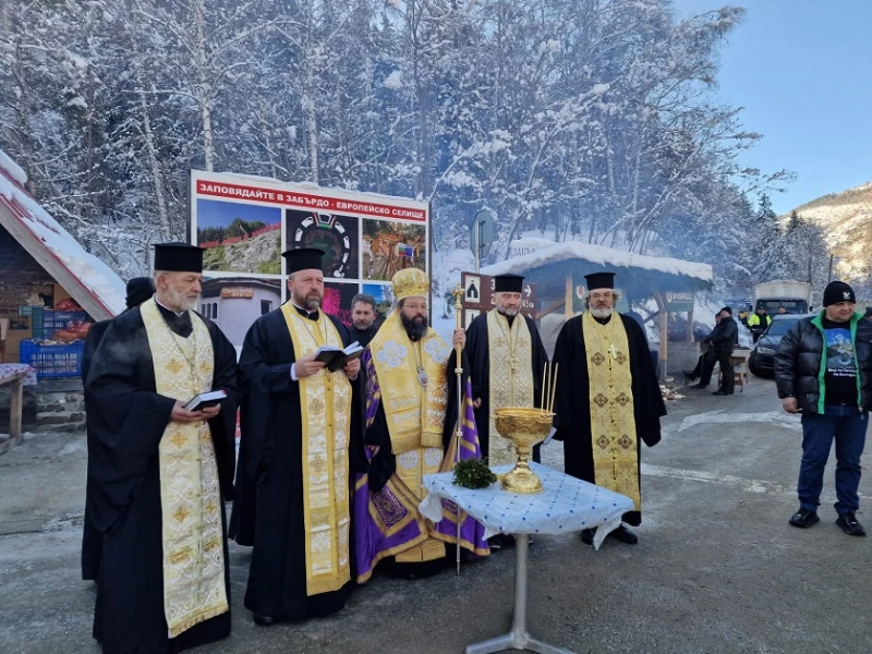 Епископ Висарион отслужи молебен за по-малко катастрофи и жертви по пътищата