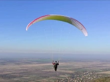 Парапланерист е открит мъртъв в дърво