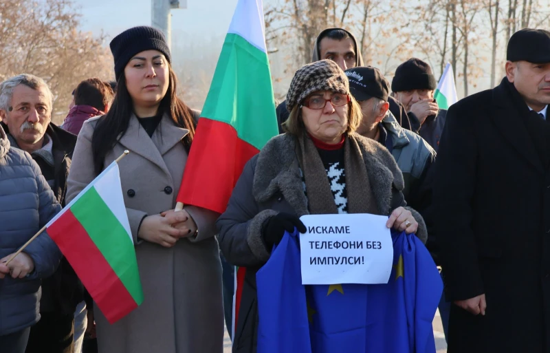 Все още има места без ток в страна, протестиращи блокираха възлов път