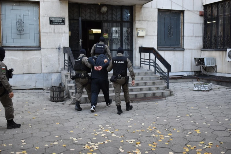 Баща заплаши доведеният си син с убийство, задържаха го в ареста