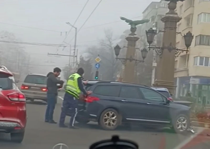 Две коли се блъснаха на Орлов мост в столицата