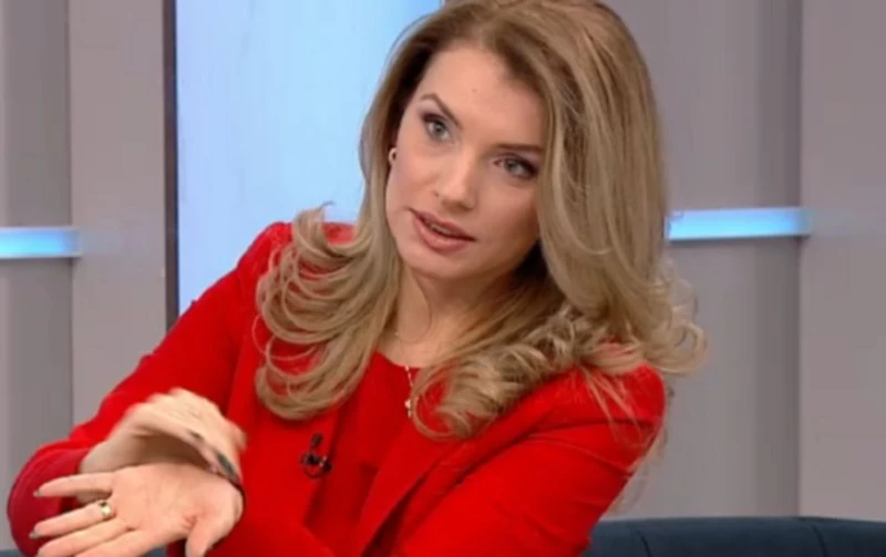 Красива водеща се похвали сама