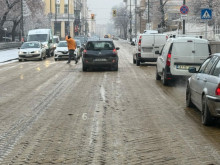 Мъж изригна: Жълтите павета са ледена пързалка, никаква обработка със смеси срещу заледяване