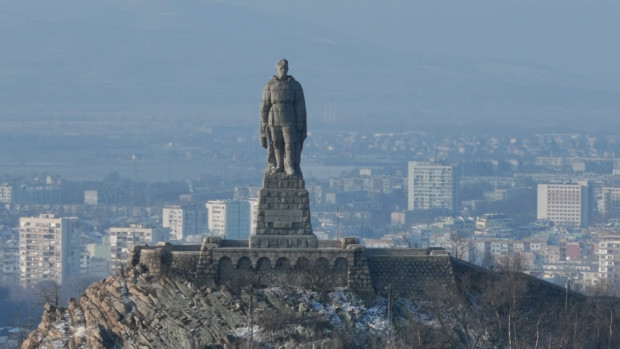 Пожелаха си през 2025 г. Альоша да слезе от тепето с наведена глава