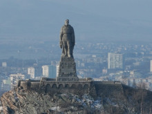 Пожелаха си през 2025 г. Альоша да слезе от тепето с наведена глава