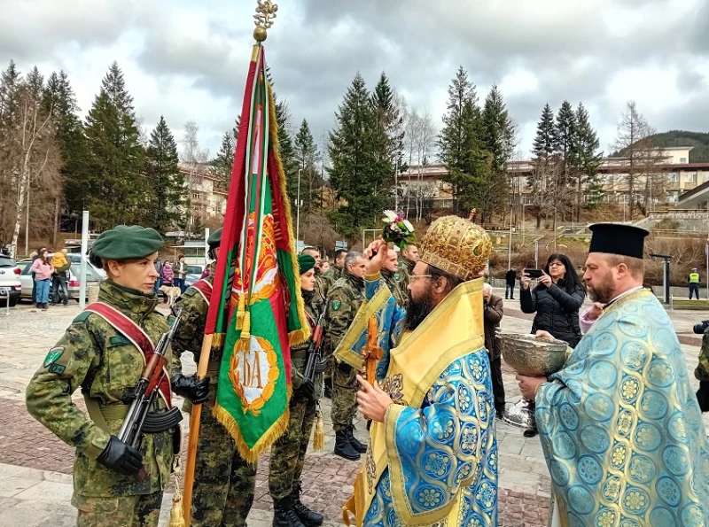 Смолян отбелязва Богоявление с водосвет на бойните знамена, литийно шествие и хвърляне на кръста в река Черна