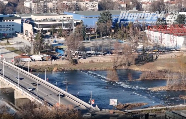 Срути се част от подпорна стена на река Марица в Пловдив